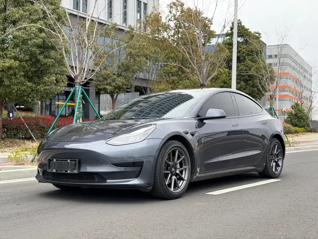 Tesla Model 3 — фото 1