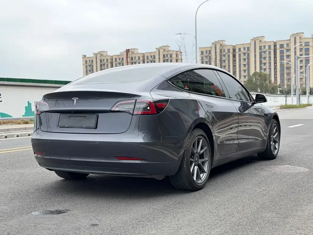 Tesla Model 3 — фото 9