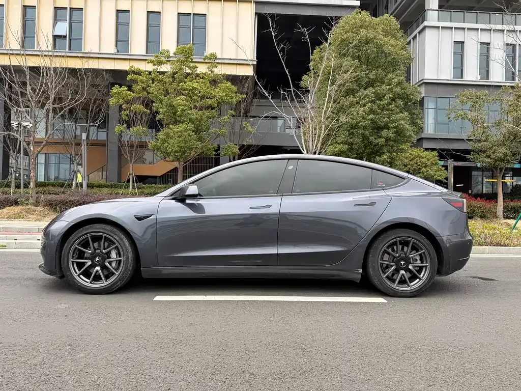 Tesla Model 3 — фото 10