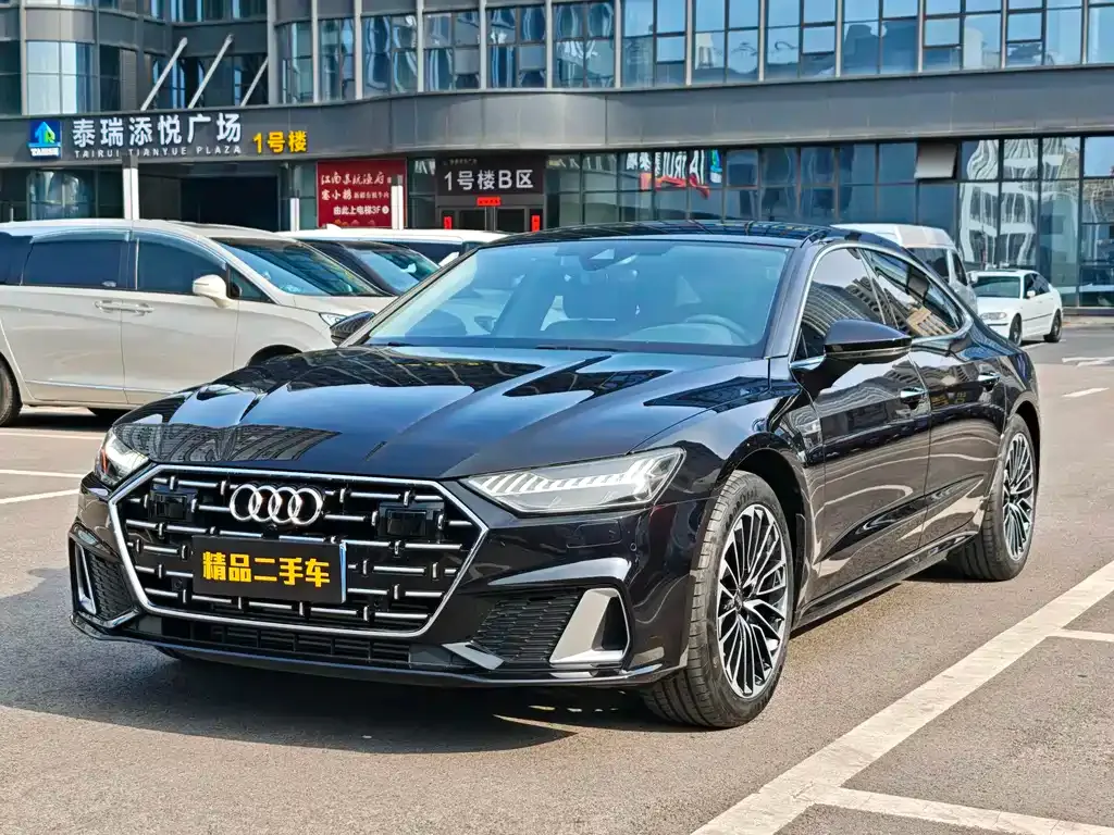 Audi A7L — фото 1