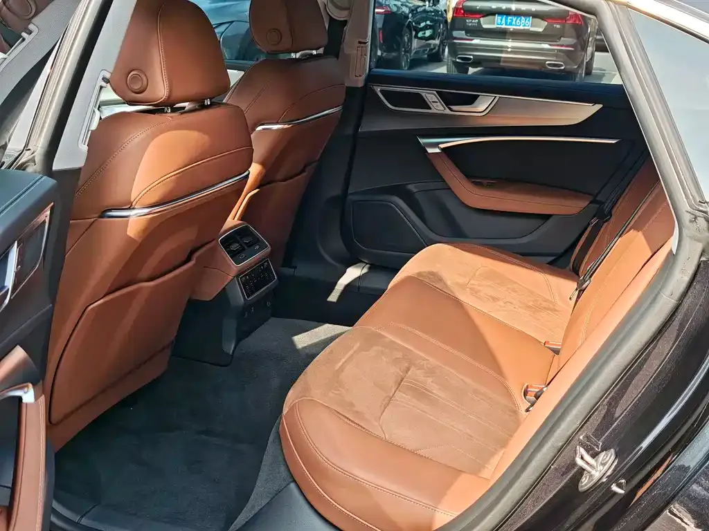 Audi A7L — фото 10