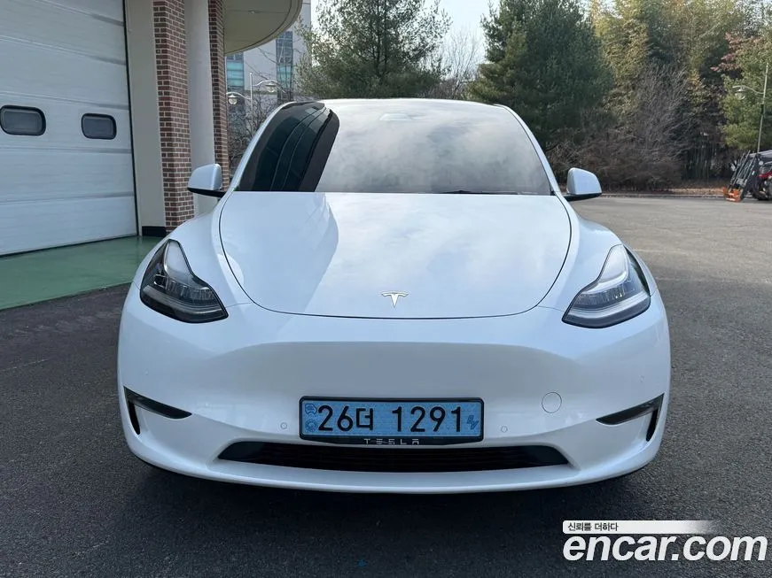 Tesla Model Y — фото 1