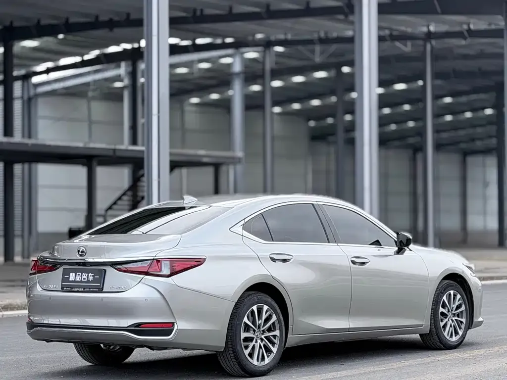 Lexus ES — фото 10