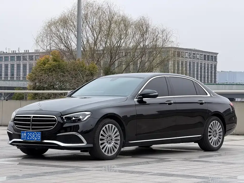Mercedes-Benz E-Class — фото 1