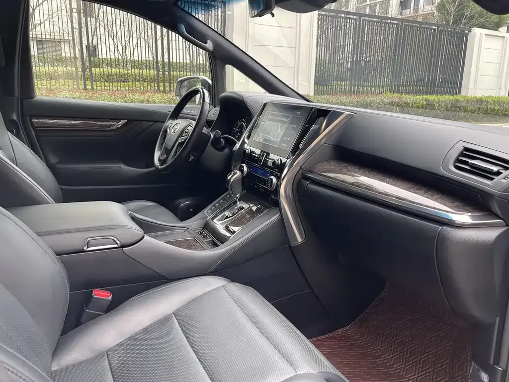Toyota Vellfire — фото 10