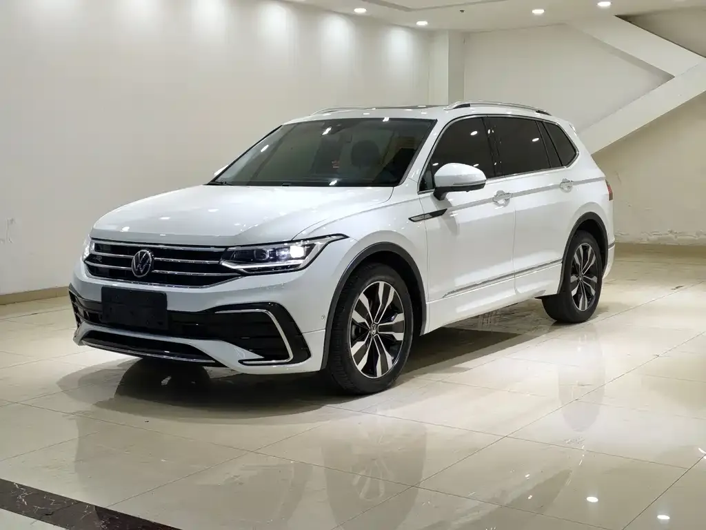 Volkswagen Tiguan L — фото 1
