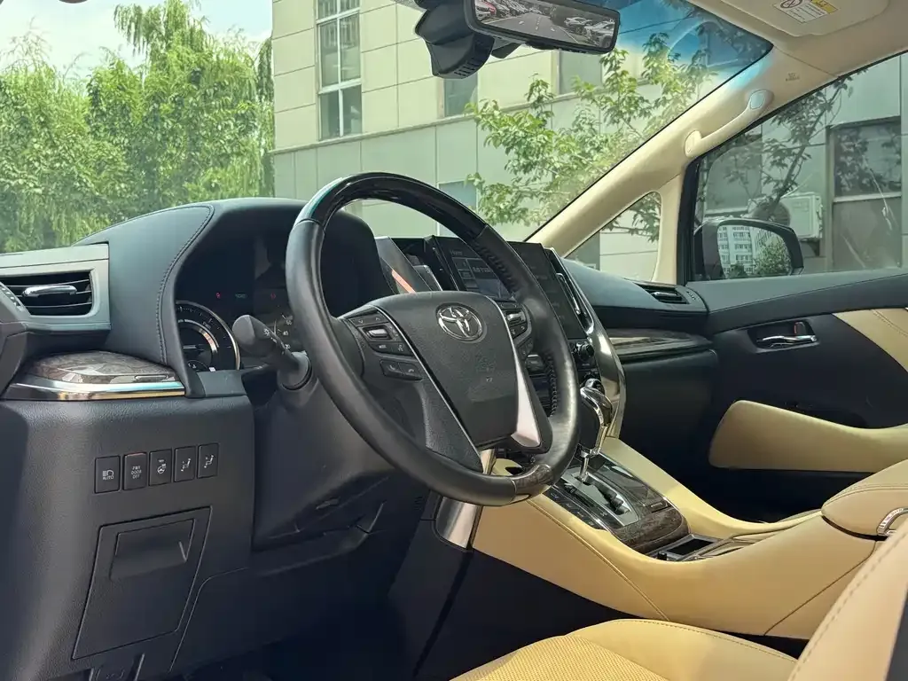 Toyota Vellfire — фото 2