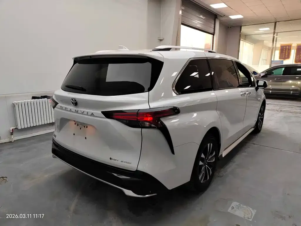 Toyota Granvia — фото 6
