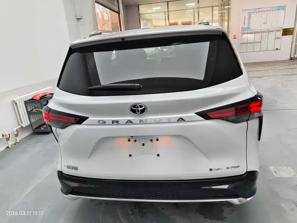 Toyota Granvia — фото 2