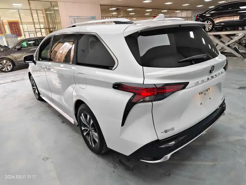 Toyota Granvia — фото 8