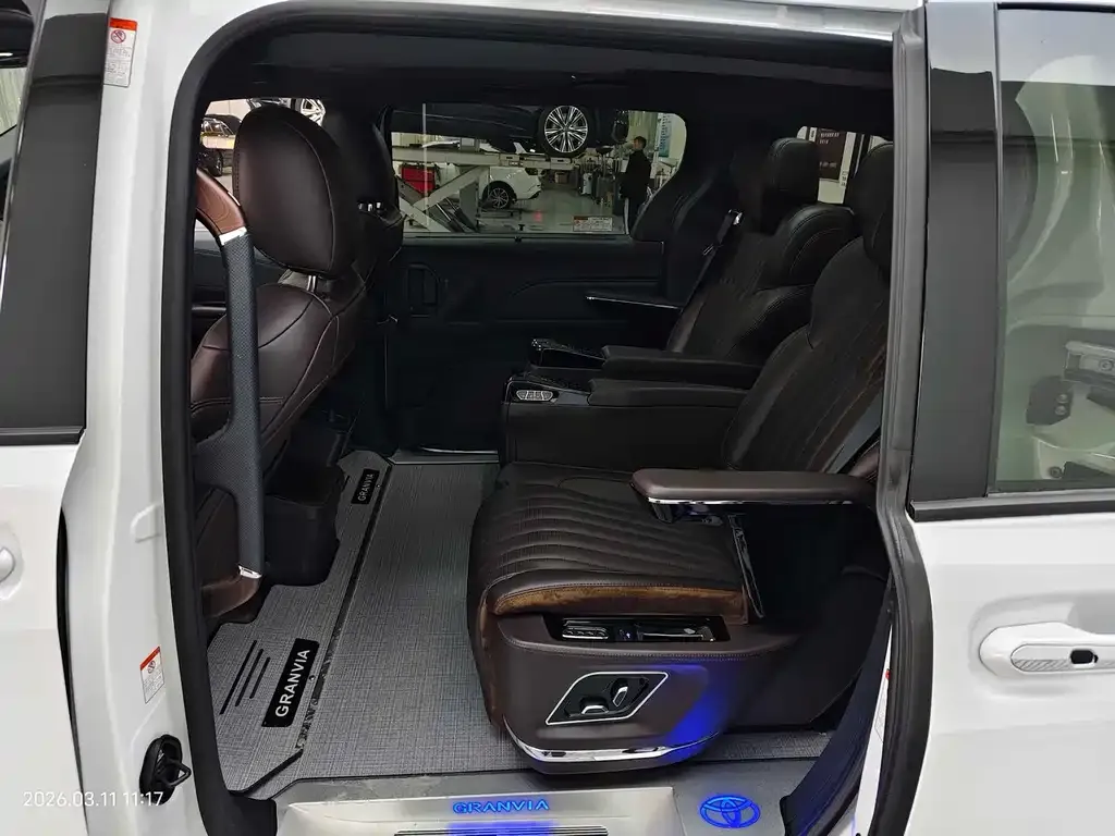 Toyota Granvia — фото 5