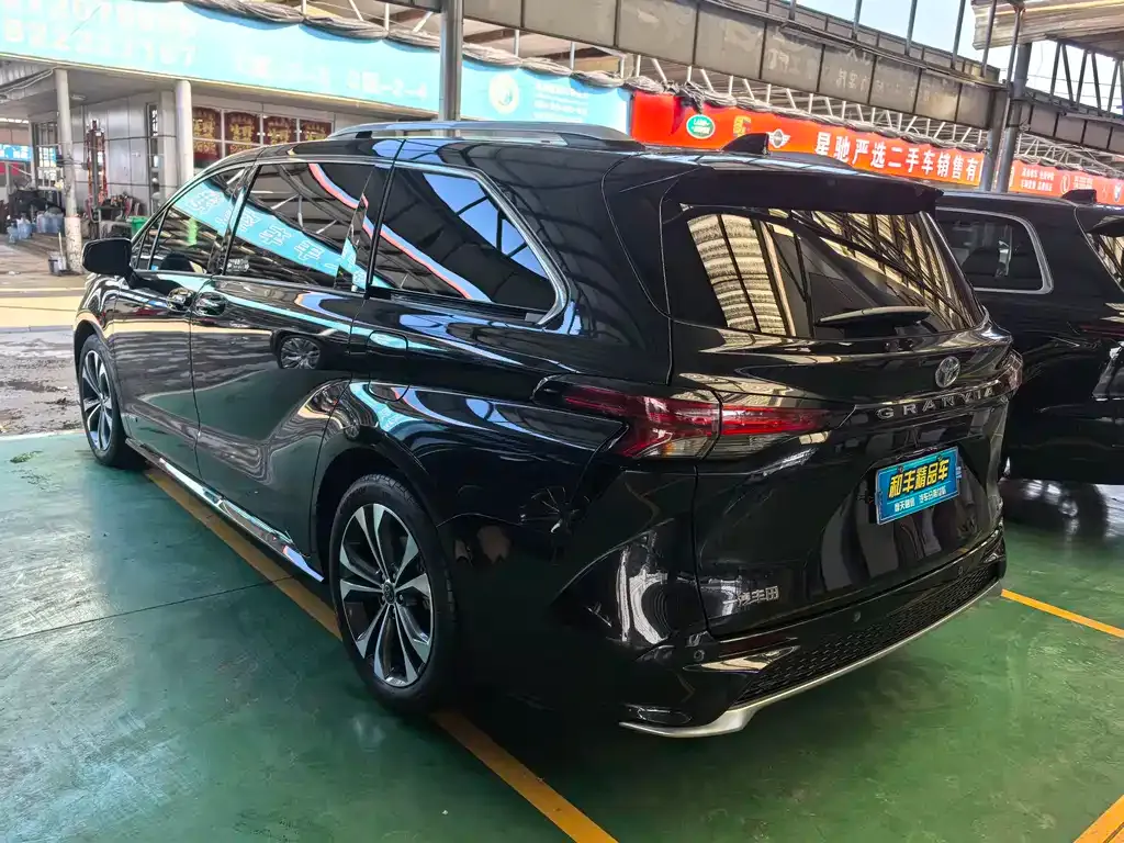 Toyota Granvia — фото 3