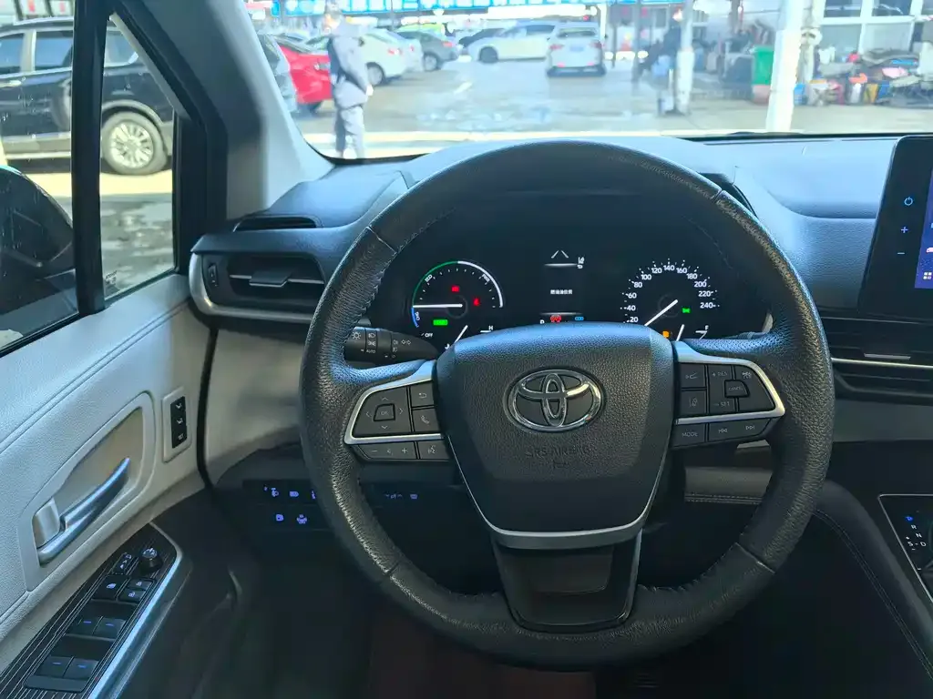 Toyota Granvia — фото 8
