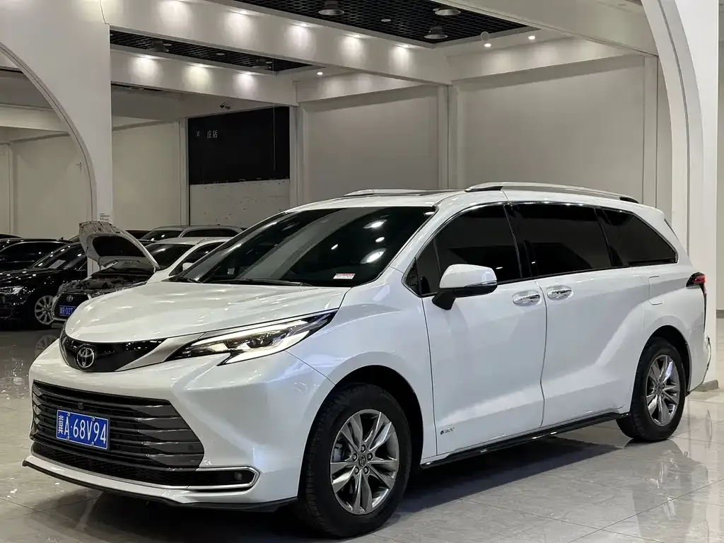 Toyota Sienna — фото 1
