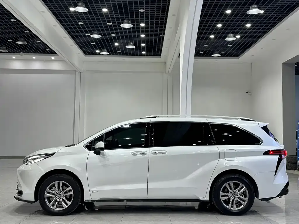 Toyota Sienna — фото 7