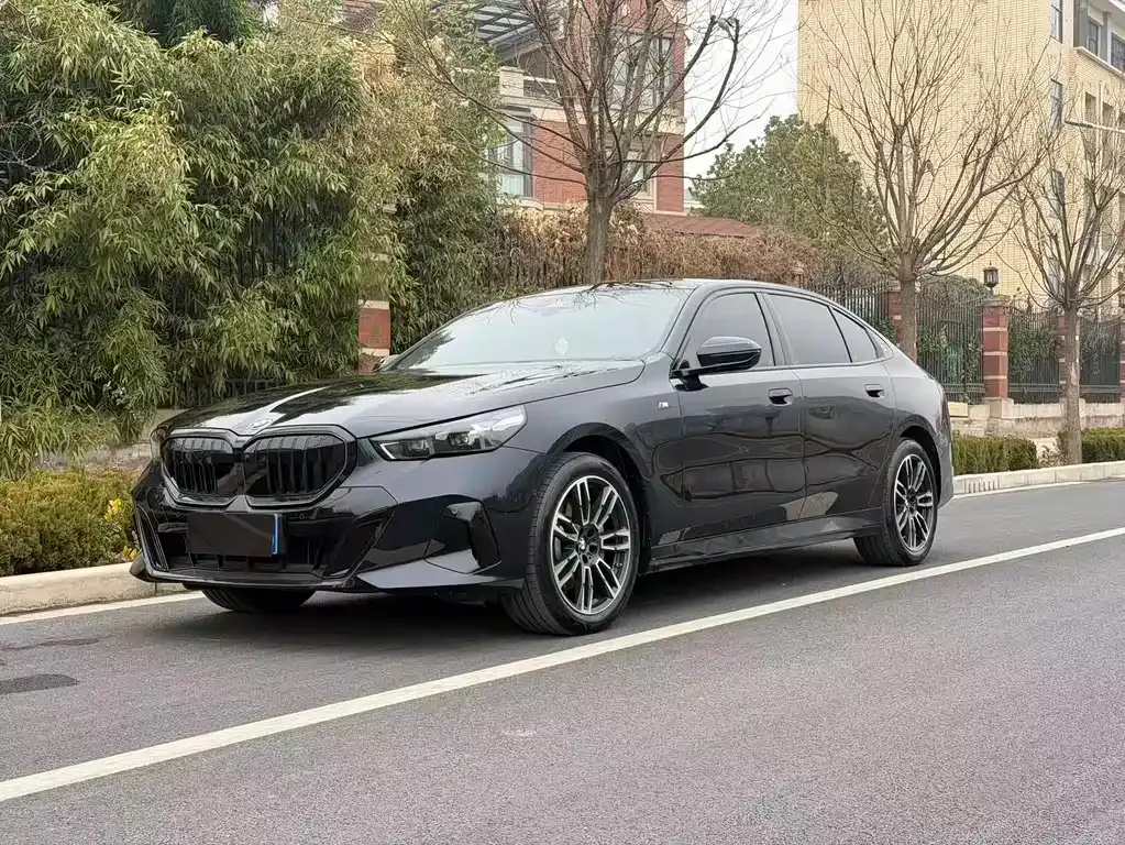 BMW 5 Series — фото 1