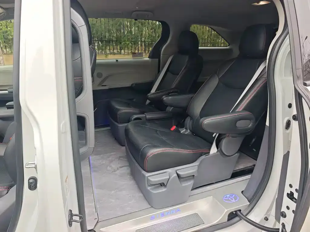 Toyota Sienna — фото 2