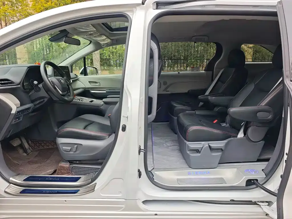 Toyota Sienna — фото 5