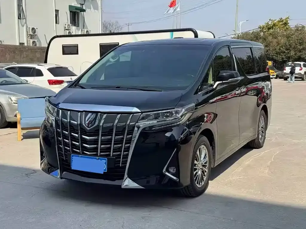 Toyota Alphard — фото 1
