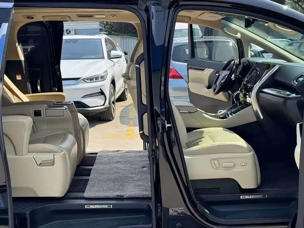 Toyota Alphard — фото 5