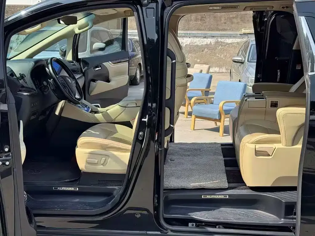 Toyota Alphard — фото 6