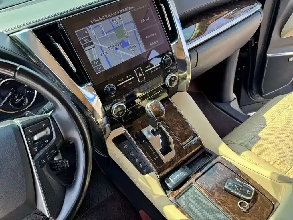 Toyota Alphard — фото 3
