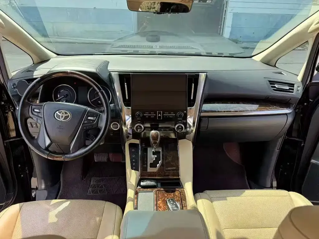 Toyota Alphard — фото 2