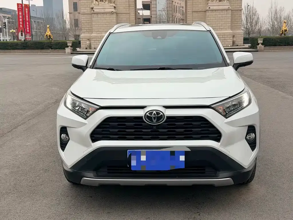 Toyota RAV4 — фото 1