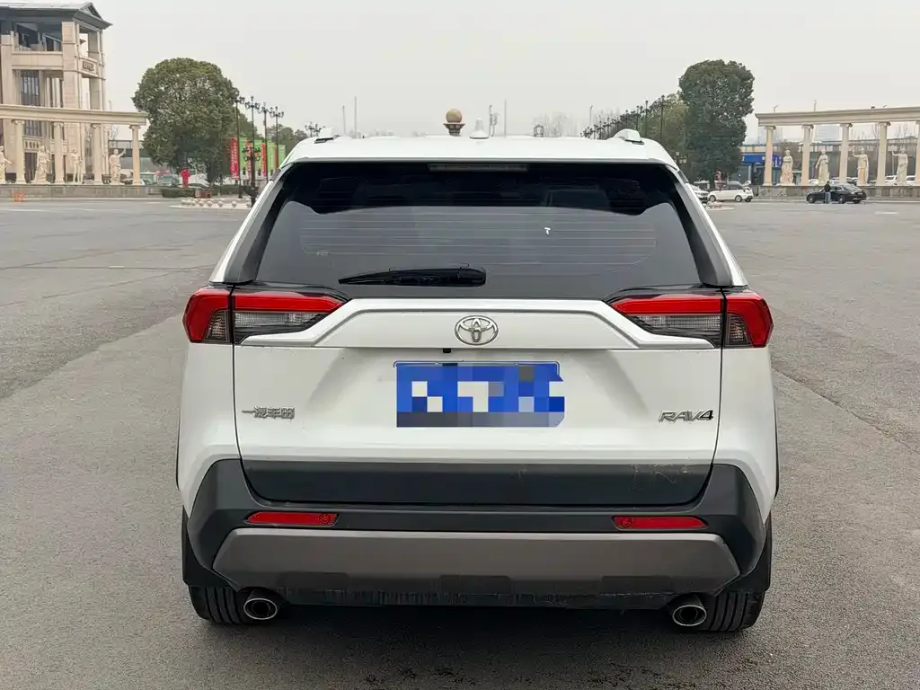 Toyota RAV4 — фото 3