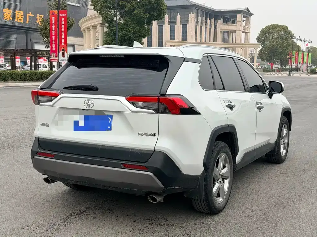 Toyota RAV4 — фото 8