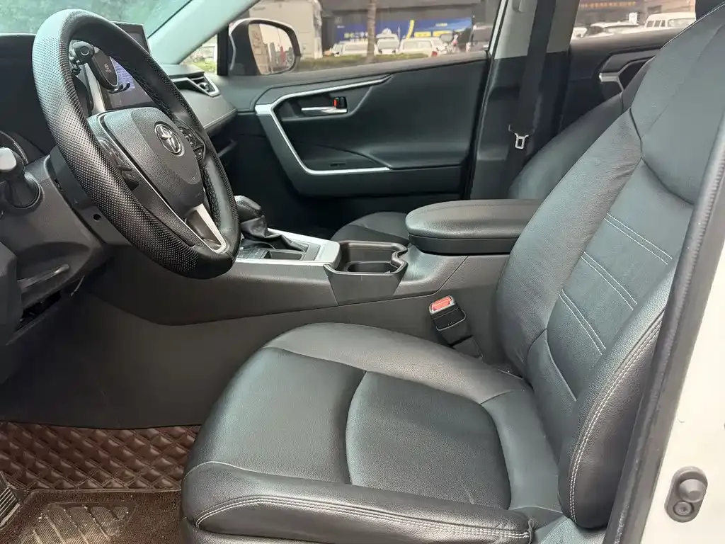 Toyota RAV4 — фото 10