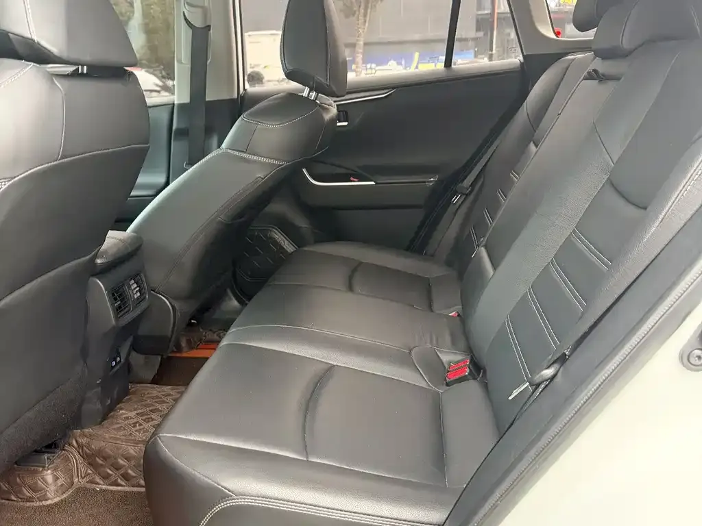 Toyota RAV4 — фото 7