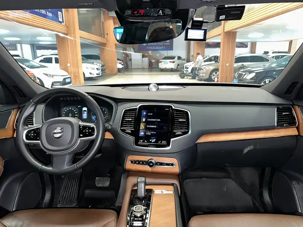 Volvo XC90 — фото 10
