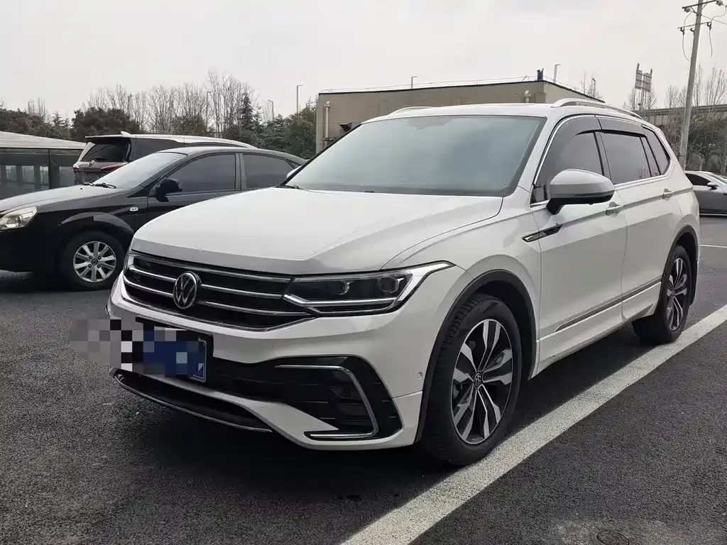 Volkswagen Tiguan L — фото 1