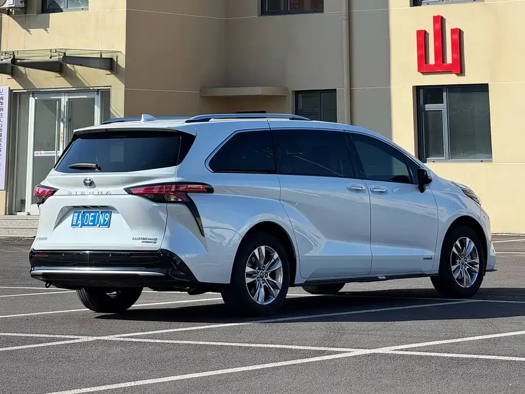 Toyota Sienna — фото 7