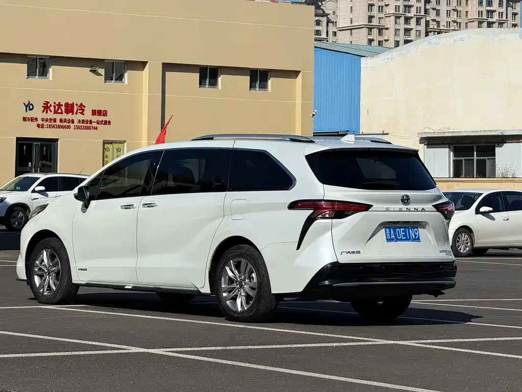 Toyota Sienna — фото 3