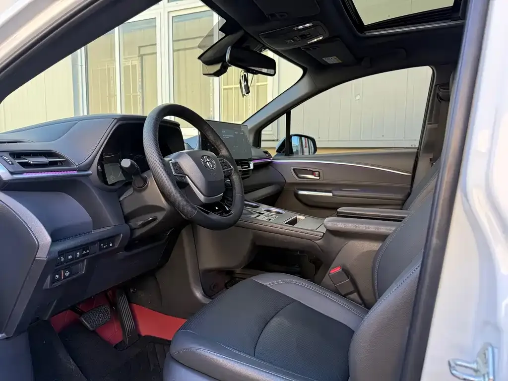 Toyota Sienna — фото 10