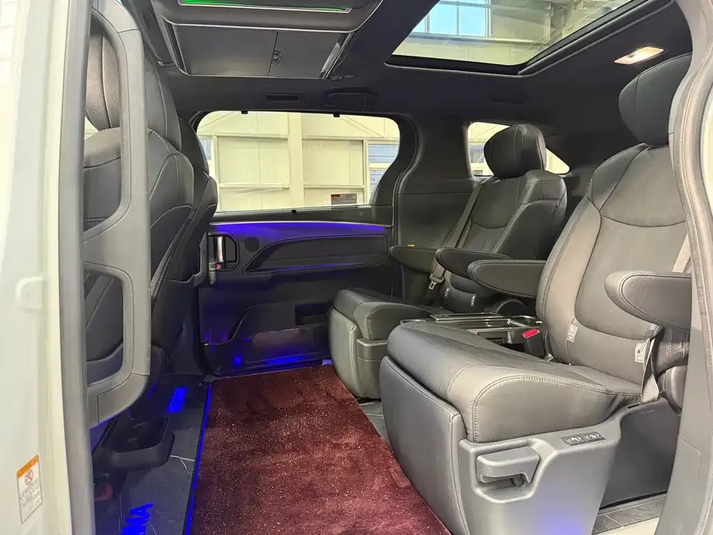 Toyota Sienna — фото 2