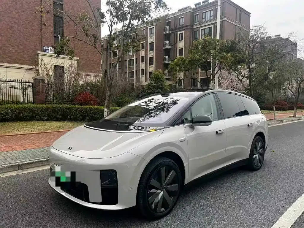 Li Auto i8 — фото 1