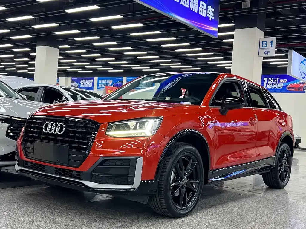 Audi Q2L — фото 1
