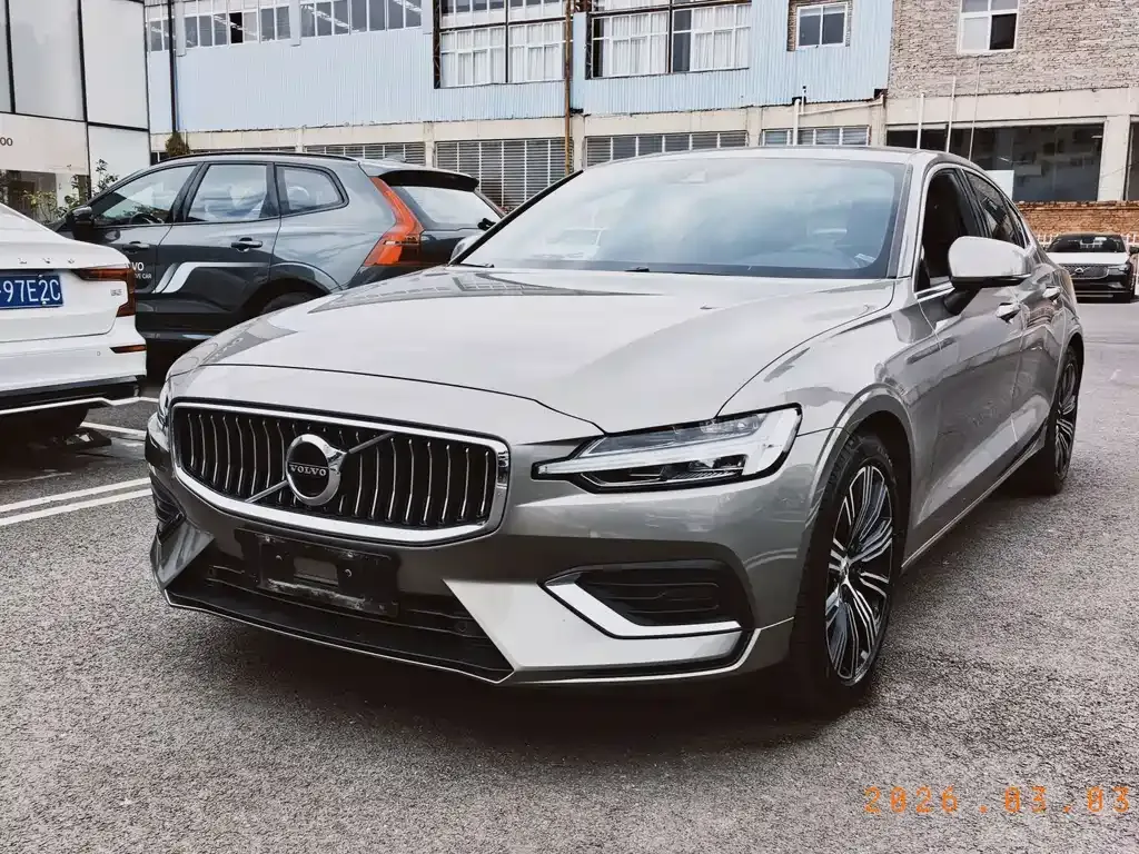 Volvo S60 — фото 1