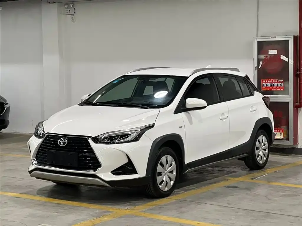 Toyota Yaris L — фото 1