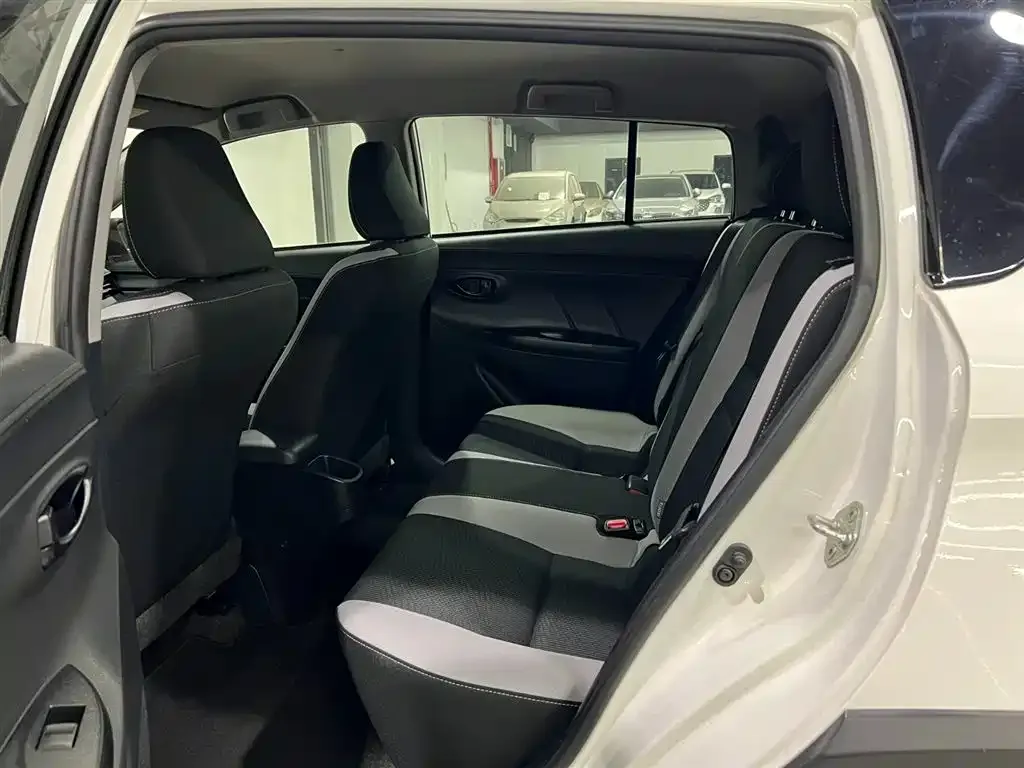 Toyota Yaris L — фото 10