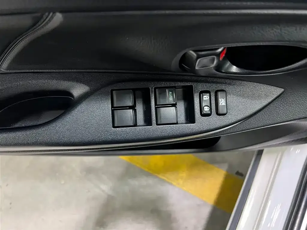 Toyota Yaris L — фото 3