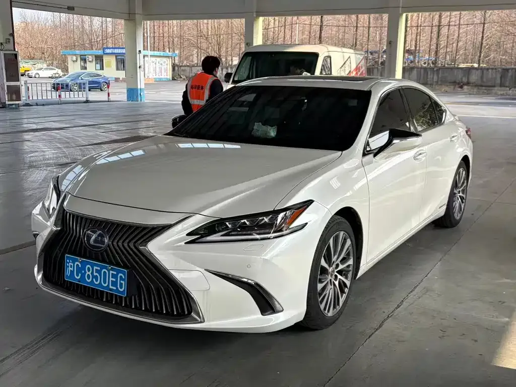 Lexus ES — фото 1