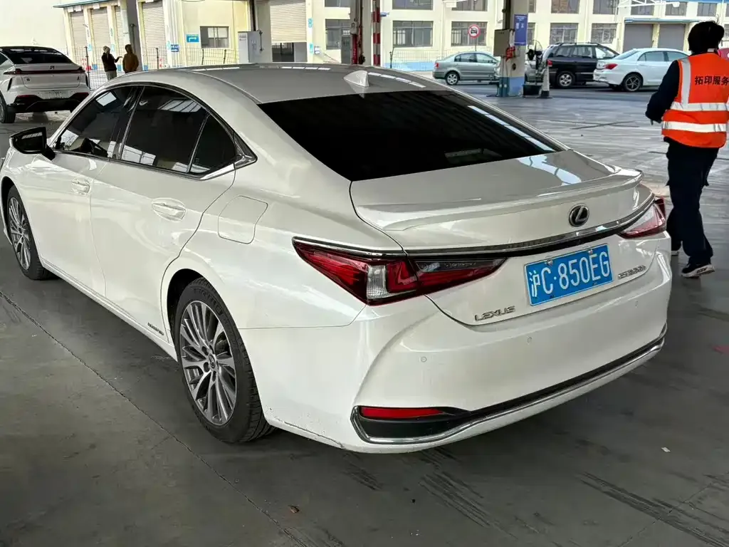 Lexus ES — фото 8