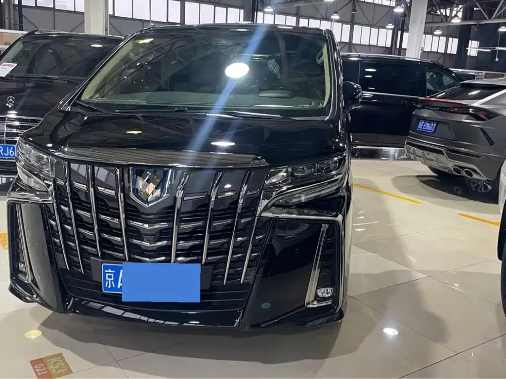 Toyota Alphard — фото 1