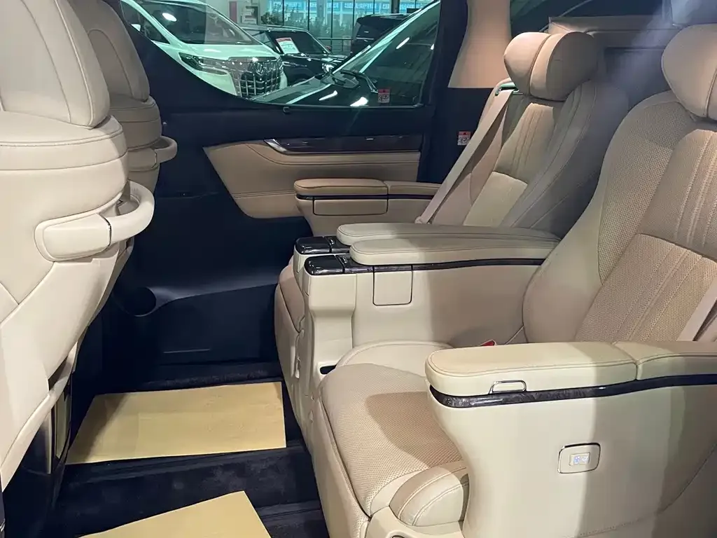 Toyota Alphard — фото 5