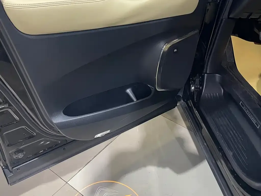 Toyota Alphard — фото 2