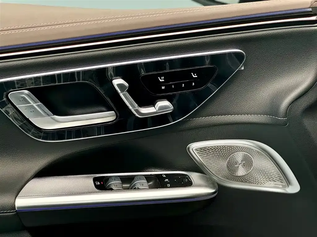Mercedes-Benz EQE SUV — фото 7
